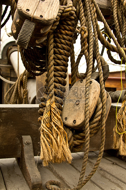 旧绳和木制板滑轮实木绳索码头图片