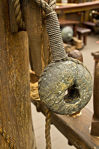 旧绳和木制板滑轮实木码头绳索图片