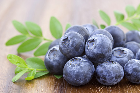 新鲜蓝莓水果叶子蓝色饮食绿色浆果食物图片