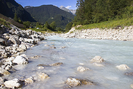 斯洛文尼亚索卡河天空溪流旅行岩石天气森林蓝色荒野阳光石头图片