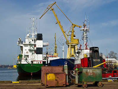 码头的船舶血管工作船体造船起重机运输建筑院子港口机械背景