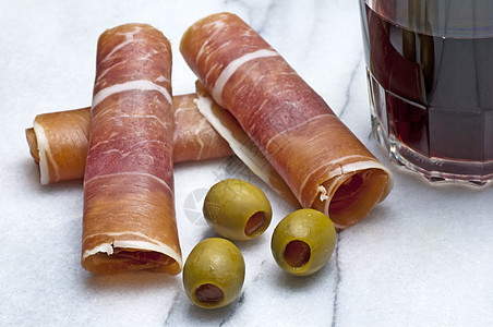 西班牙汉姆贾蒙塞雷拉诺晚餐食物倾斜火腿猪肉熟食香肠塔帕屠夫起动机图片