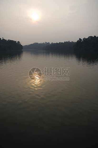 湖上漫漫的一天薄雾水库反射太阳日落池塘图片