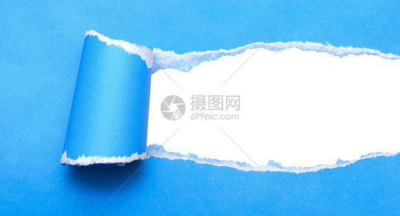 蓝色纸包裹中可见的白色背景白背景图片