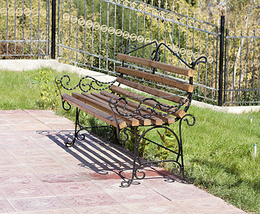 公园的湿板凳椅子花园后院座位家具木头小路植物季节叶子图片