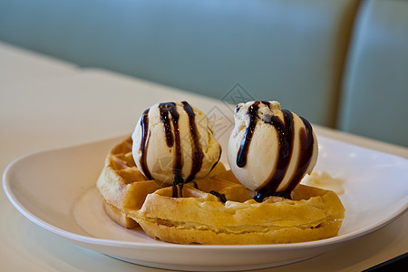 带冰淇淋巧克力的家庭式华夫饼盘子玻璃早餐焦糖坚果服务油炸食物桌子条子图片