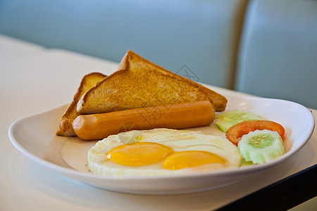 炸鸡蛋 香肠 吐司和白盘蔬菜草本植物美食早餐熏肉午餐油炸食物营养盘子橙子图片