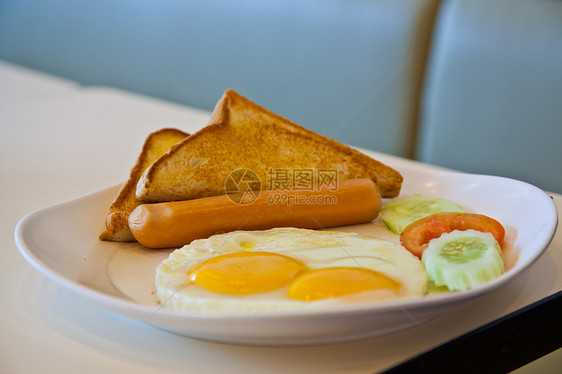炸鸡蛋 香肠 吐司和白盘蔬菜草本植物美食早餐熏肉午餐油炸食物营养盘子橙子图片