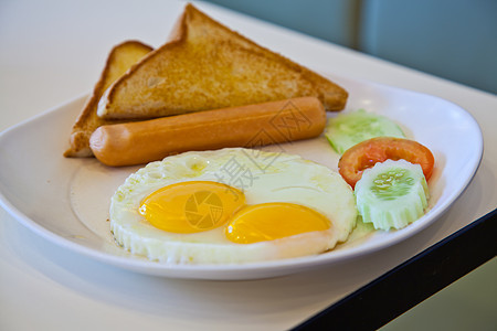 炸鸡蛋 香肠 吐司和白盘蔬菜草本植物油炸熏肉橙子早餐营养美食食物盘子午餐图片