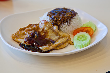 烧烤鸡 大米和番茄酱油炸白色饮食午餐盘子胸部食物晚餐黄色鱼片图片