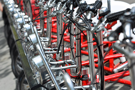 巴塞罗那西班牙的红色自行车旅行公园交通城市车辆旅游假期运输车轮游客图片