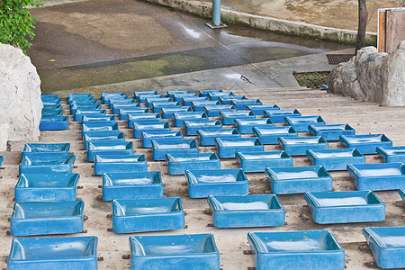 体育场旧塑料蓝色座位椅子团体大厅天空场地扇子论坛观众运动红色图片