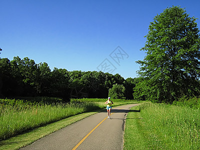 逃命报仇公园赛跑者运动员跑步慢跑者车道小路娱乐运动训练图片