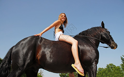 骑马女童运动女孩金发幸福黑色白色蓝色披肩浴衣女士图片
