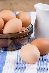 棕蛋和牛奶棕色桌子纺织品陶瓷玻璃产品白色团体美食食物图片