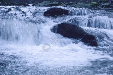 山地瀑水踪迹石头苔藓森林环境画报阳光假期蓝色巨石图片