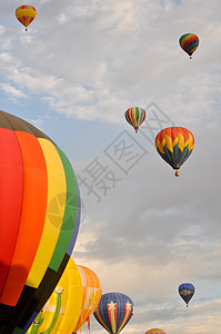 雷诺热气球赛篮子乐趣日落气球季节性航空蓝色白色娱乐运输图片