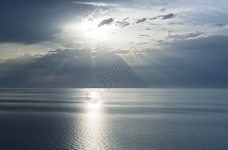 太阳光束热带阳光风景海滩天空气候海浪地平线蓝色戏剧性图片