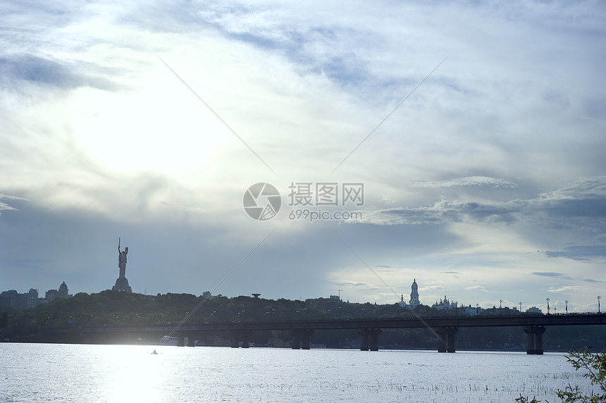 基辅海岸线天空旅行太阳祖国城市场景雕像反射蓝色图片