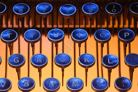 旧式打字机键跑步尘土金属命令机械拼写按钮字母社论木板图片