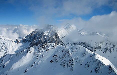 冬季山旅行顶峰蓝色风景荒野场景地形城市天空太阳图片