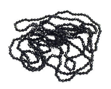 黑色项链和小钻石 在白色的反黑格上图片