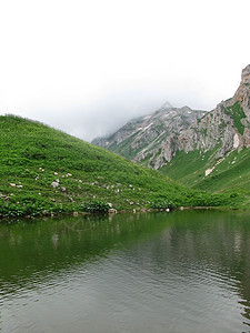 山山脉路线花朵青菜全景高原植被斜坡岩石解脱山丘图片