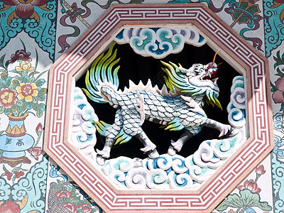 庙墙上的神龙雕塑旅行传统金子节日动物宗教力量历史神话文化图片