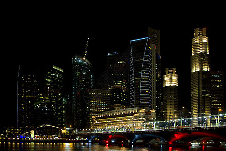 新加坡夜间的天线摩天大楼城市高楼建筑学景观反射天际金融银行鱼尾狮图片