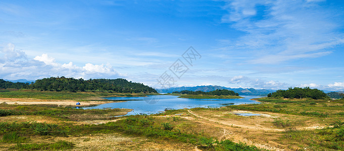 蓝色天空的山地湖高度地块旅游全景反射高地登山镜子阳光晴天图片