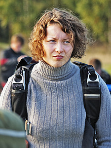 肖像女孩伞兵的肖像危险机场女性飞机腰带速度吊带天气工作服蓝色图片