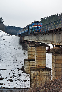 冬季风景中的客车图片