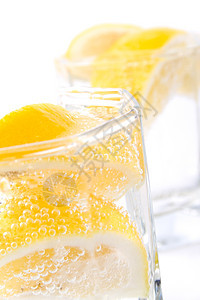 苏汽水和柠檬宏观气泡黄色茶点白色玻璃苏打冻结饮料口渴图片