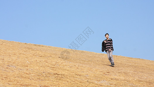 男人在山上行走植被娱乐冒险享受科拉布荒野海拔公园爬坡远足图片