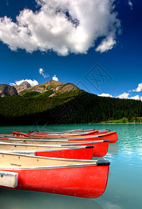 带独木舟的美丽山湖天空公园国家环境生态风景皮艇镜子反射森林图片