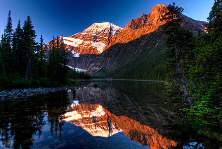清晨在山上首脑公园流动高度岩石风景石头冰川蓝色远足图片