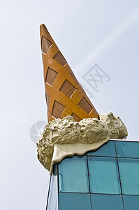 冰淇淋新市场白色锥体平台蓝色玻璃晶圆天空图片