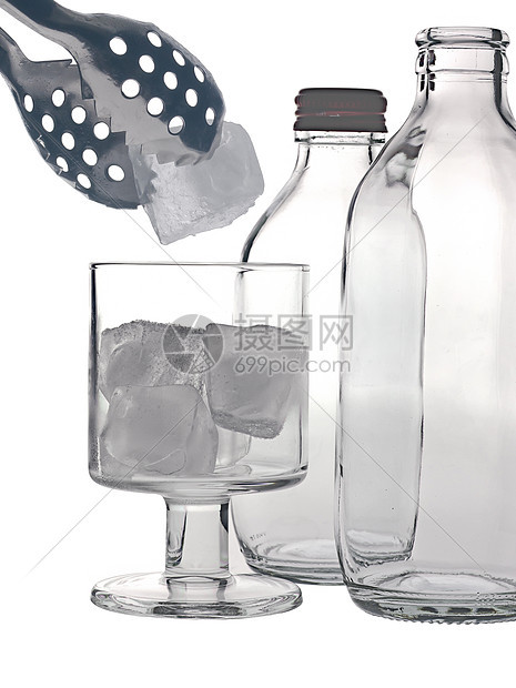 白色背景孤立的玻璃和冰玻璃补品反射苏打矿物空白瓶装液体气泡瓶子水合物图片