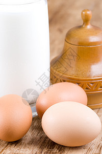 褐蛋和奶杯团体健康奶制品产品木头木板棕色美食桌子玻璃图片