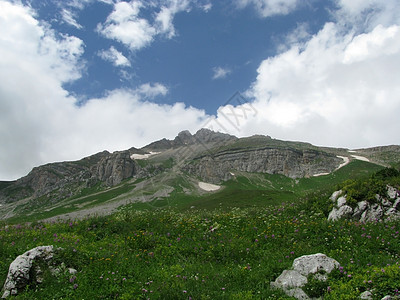 山山脉高地高山石头天空旅行山丘植物路线花朵斜坡图片