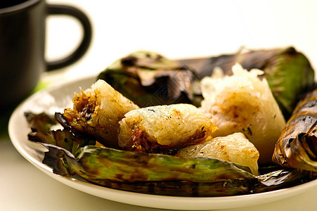 本地普吉甜点食物红色文化美食浆果绿色盘子白色午餐果汁图片