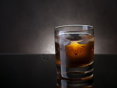 威士忌玻璃酒精反射琥珀色图片