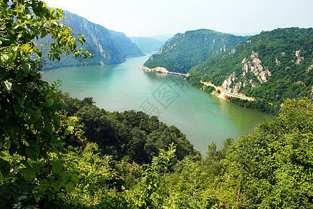 多瑙河峡谷山脉树木地标晴天岩石蓝色沟壑河岸流动爬坡图片