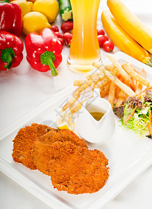 经典的米兰牛肉小菜和蔬菜洋葱草本植物叶子牛扒餐厅用餐胡椒沙拉美食食物图片
