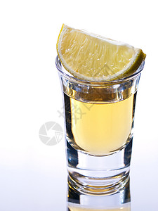 龙舌兰酒酒杯白色影棚水平酒精反射食物宏观图片
