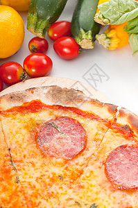 意大利原薄薄壳辣椒皮披萨食物餐厅白色圆圈美食绿色红色小吃圆形午餐图片
