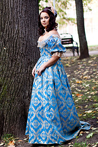蓝色的女士肩部羽毛卷发历史裙子发型木头衣服风格白色图片