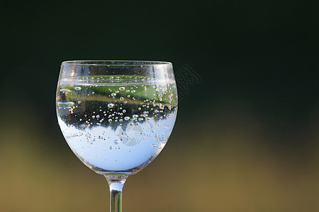 玻璃杯加饮料液体水晶玻璃茶点气泡蓝色反射绿色宏观图片