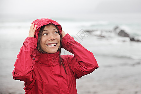 雨海滩下雨夹克幸福女孩乐趣天气季节女士雨衣图片