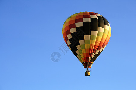 多色热气球运输空气活动正方形天空蓝色蓝天闲暇漂浮飞机图片